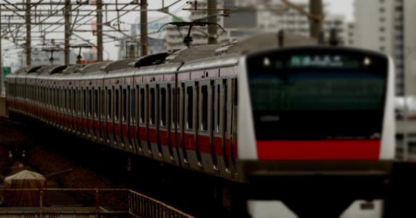 電車に乗って東京に向かう途中、電車が急停車。人身事故だったようだ。なかなか動かない電車。車内に流れてきたのは、車掌による事故現場に関するアナウンスなのでが…その内容があまりに衝撃的だった！