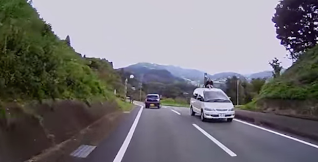 【危険動画】乗用車の車上に子供を乗せて走行する車！佐賀県　運転手は気付いてない？エスティマの危険運転