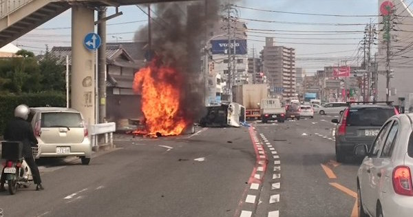 【画像】車が炎上、横転…岡山の路上でとんでもない事故が発生！ツイッターで拡散された交通事故画像が話題に…炎上する車の中には人が…