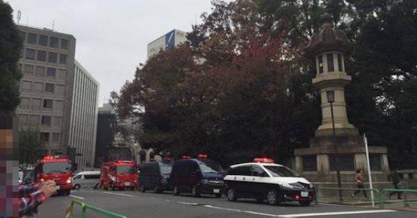 靖国神社の新嘗祭でテロ！？トイレが何者かに爆破される！！警視庁がテロ、ゲリラ事件として捜査を開始。尚、現場では乾電池やリード線などが発見される。