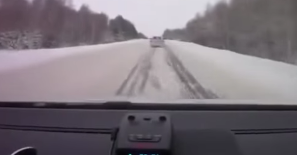 【閲覧注意】雪道スリップ、対向車と衝突→死亡事故の衝撃の瞬間　雪が降り積もった静かな道路、突如起った悲劇に絶句！！冬道の怖さを思い知らされる恐怖動画！