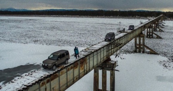 【動画】凍結した枕木…フェンス無し…ロシアの命がけで渡る橋　強風、路面凍結、車幅極狭、ガードレールなしの悪条件がここまで揃った車が渡れる橋は他にないのでは？選ばれた人した渡れない、一歩間違えれば極寒の川へ落下という地獄が…