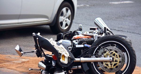 【衝撃動画】バイクが車に激突！ライダー数十メートル飛ばされる　人間が飛んでいるとは思えない恐ろしい映像…自動車は発車したばかりでスピード出ていない？バイクが相当のスピードで走行していた事が大事故になった原因？