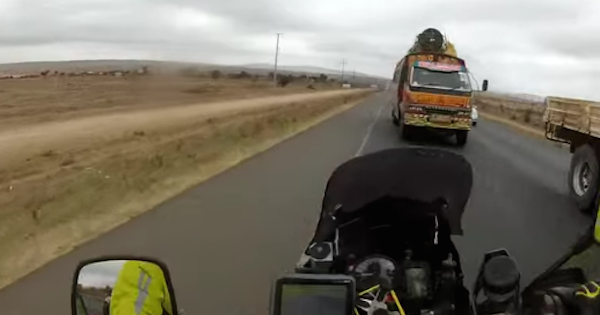 【動画】交通ルールなんて存在しない…怖すぎるケニアの道路事情…バイクに搭載されたカメラで捉えら怖すぎる映像…トラックの逆走なんて当たり前です…