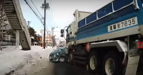 【動画】誰にでもあり得る！絶対避けられない不運な自動車事故　北海道のスリップ事故…まさかの結末、こっちから来たのか…こういう場合過失割合はどうなるんだろ？