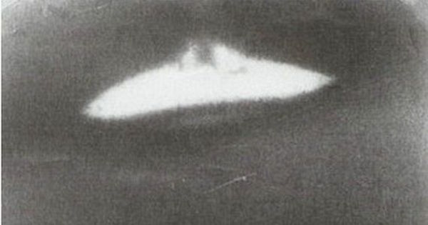 【画像】敵か味方か！？ ロマン溢れるUFO画像がこんなに！奇妙な形や連なっているもの等、、未確認浮遊物体を多数確認！