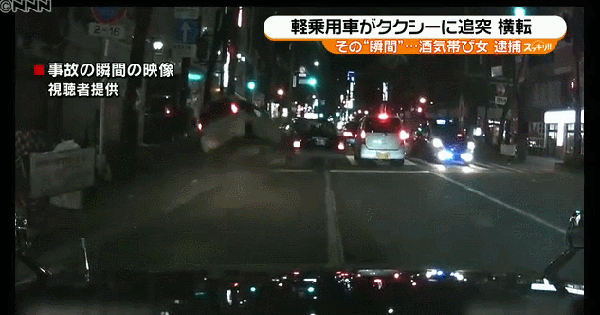 【接触事故動画】警察に追われた軽自動車が事故で宙を舞う！酒気帯び運転→警察停止要求→逃走→タクシーと衝突！