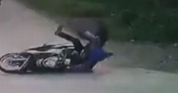 【閲覧注意動画】バイク転倒で頭強打…女性ライダー死亡の瞬間　傷や怪我の有無は不明だが、地面に叩き付けられた一撃でピクリとも動かない・・・