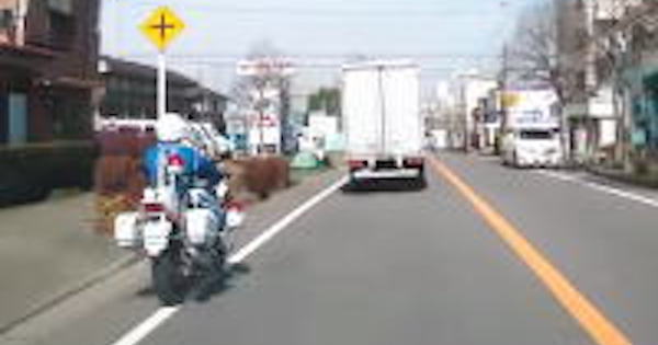 【動画】神奈川の県道で左折するトラックが白バイ巻き込み事故に これはある意味恐ろしい…そして、警察相手の事故でどちらの非が大きいと判断されるのか気になるところ…