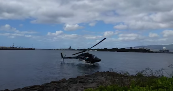 【動画】怖すぎ…観光客を乗せた遊覧ヘリが海に墜落する瞬間！ハワイの真珠湾でヘリコプターがコントロールを失い海に…乗客は重症とのこと…