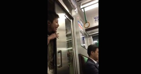 【動画】目を合わせたらアカン…電車の中で叫ぶキチ女に戦慄！ツイッターに投稿されたヤバい女！これは無視するのが正解？