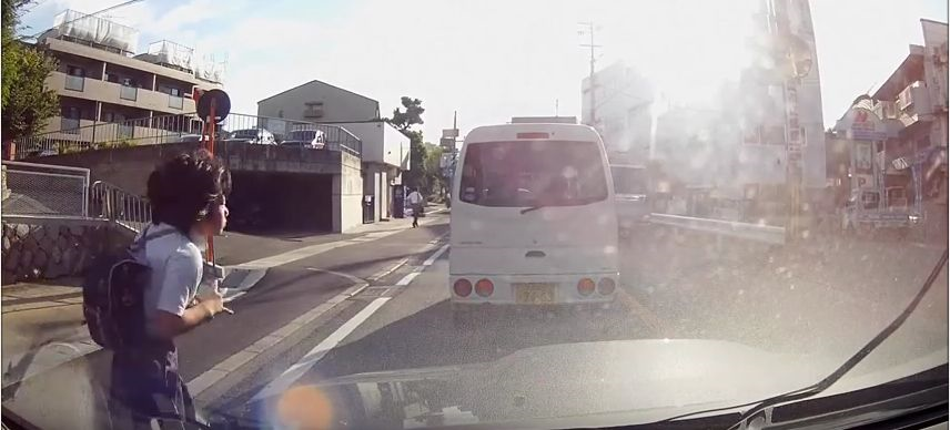 【動画】女子中学生が危ない飛び出し！道路には大型トラックが…ドライブレコーダーに記されたJCの危険行為！衝撃の結末！