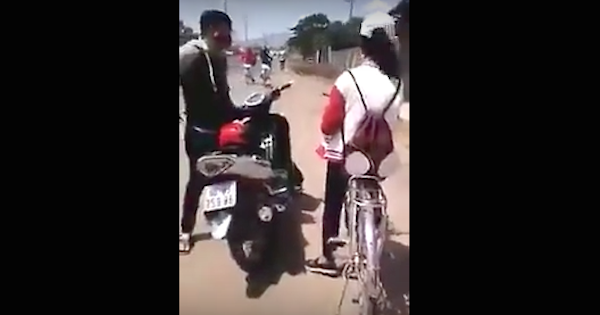 【動画】最低！バイカー男性が完全に殺す気で女性を殴打！　バイクに乗った男性と自転車に乗った女性が口論になり、男性がものすごい勢いで殴り続ける…撮影者の関係も気になるところ。