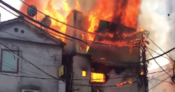 【速報】新宿歌舞伎町で大火事発生！火事現場の惨状を激写！！　ゴールデン街の一角で火災が発生！停電も発生し現場は騒然…！