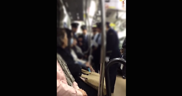 【動画】男性が奇声を上げ発狂！電車もストップし大混乱に！YouTubeに公開された衝撃の電車トラブル！これは関わりたくないですね…